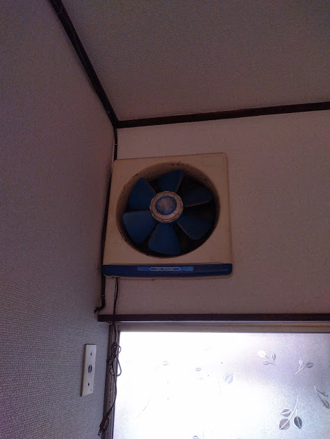 古い換気扇は部品をはずしていって最終的に枠ごとごっそり外して同じサイズの換気扇に変えるだけです。