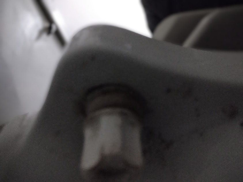 左側の便座のネジはしっかりと固定されていました。