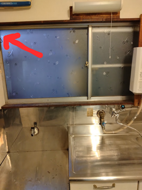 前の換気扇の場合の写真ですが、換気扇の起動ひもは左端(赤の矢印の位置)からでていました。熱源から遠ざけてあります。