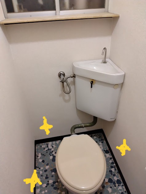 だからこそ、床に膝をついてボルトを探ったり、道具で回したりするために事前の清掃を行うことが大切です。