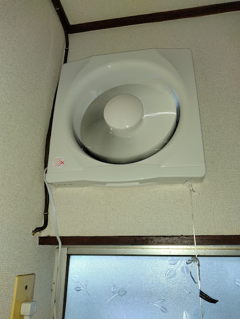交換後の換気扇は気持ちよく回っていますが、ここから出る廃棄風はどこへいくのだろうかと考えました