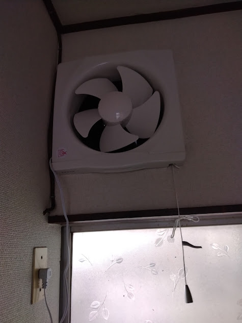 探しても、左から起動ひもがでている商品は販売されていませんでした。そこで、ひもは短い位置で結んだままにしました。