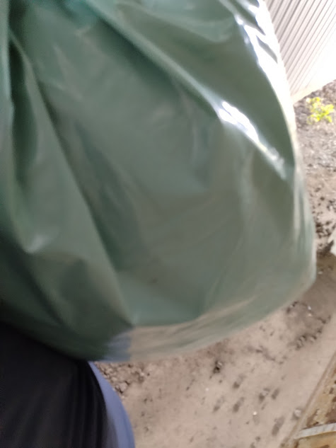管理機で混ぜ込んだ堆肥は私が持ち運びます。腰を痛めないよう、腰から上の身体にピッタリ抱え込み運びます