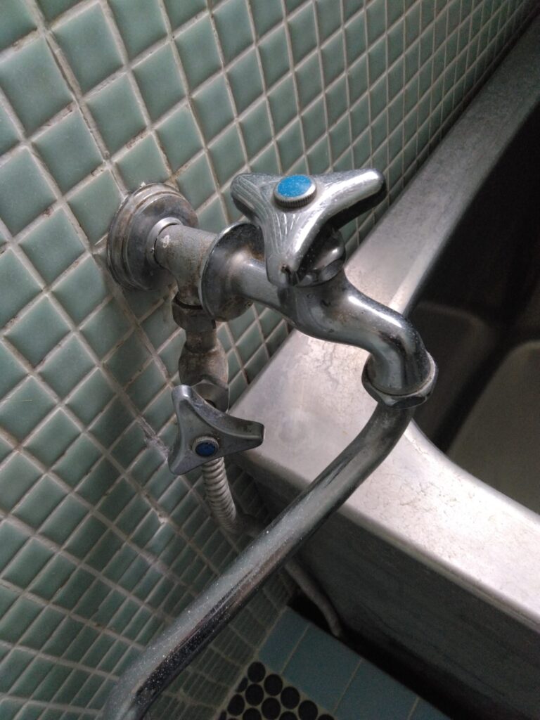 バランス釜に流入する水の元栓(下)
