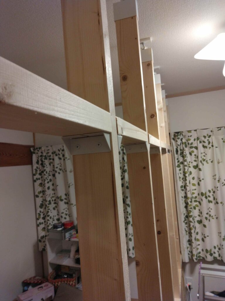 横にも木枠を入れて、全体として安定性を保つように作ります。