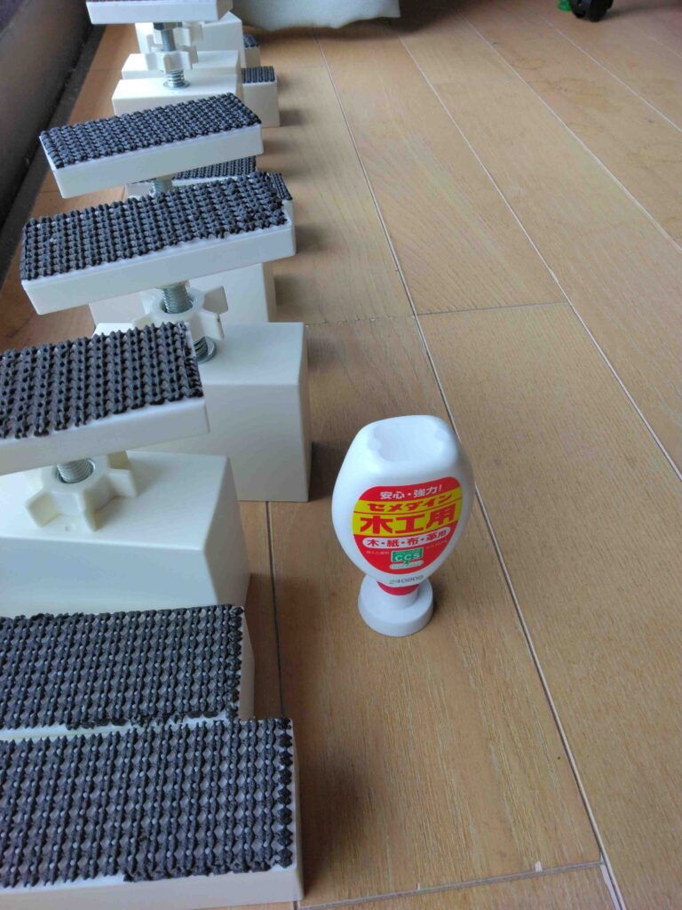 ラブリコの天井と床に接する部分はプラスチックむき出しのため、地震対策で滑り止めを接着しておきます。