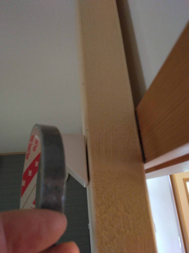 内側の端にある柱は戸枠に強力両面テープで止めるようにして地震の揺れに備えます。