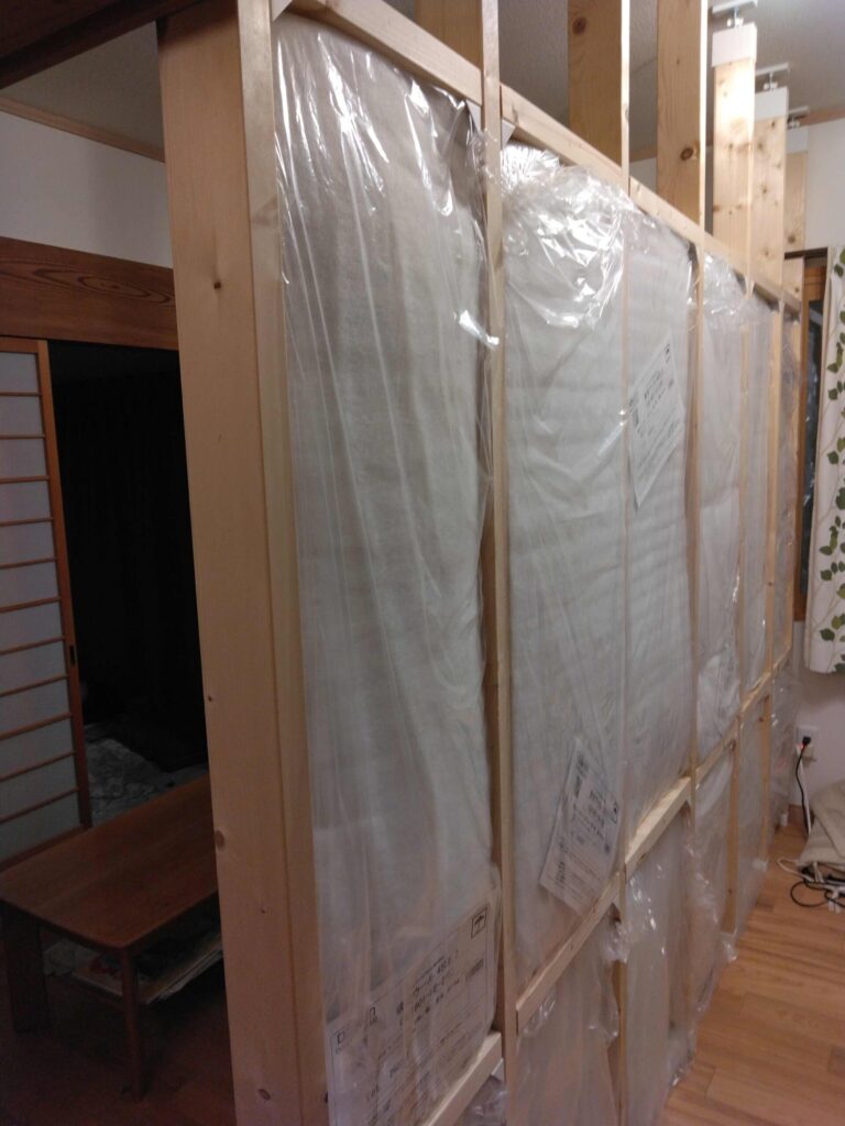 防音ウールを壁に入れて外部の雑音が多少なりとも娘の部屋に入ることを防ぎます。