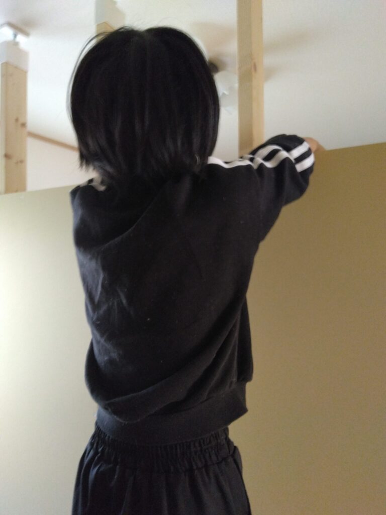 石膏ボードを貼るのに娘が協力してくれました。