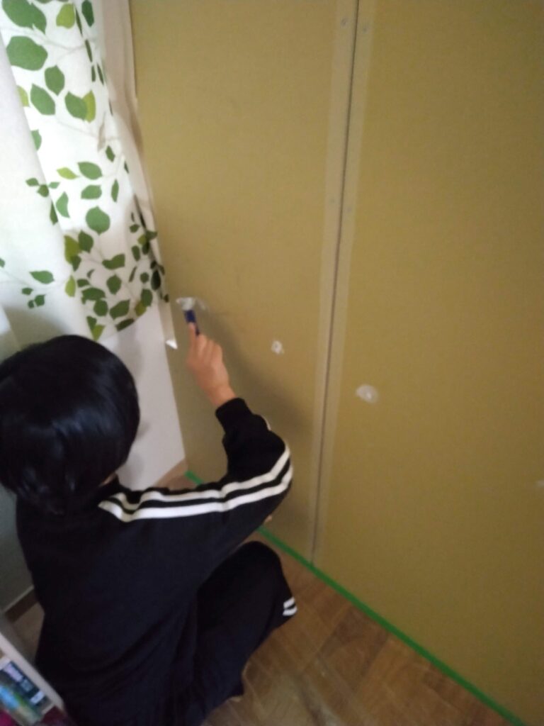 娘にはネジ穴にパテを塗り込むことに協力してもらいました。