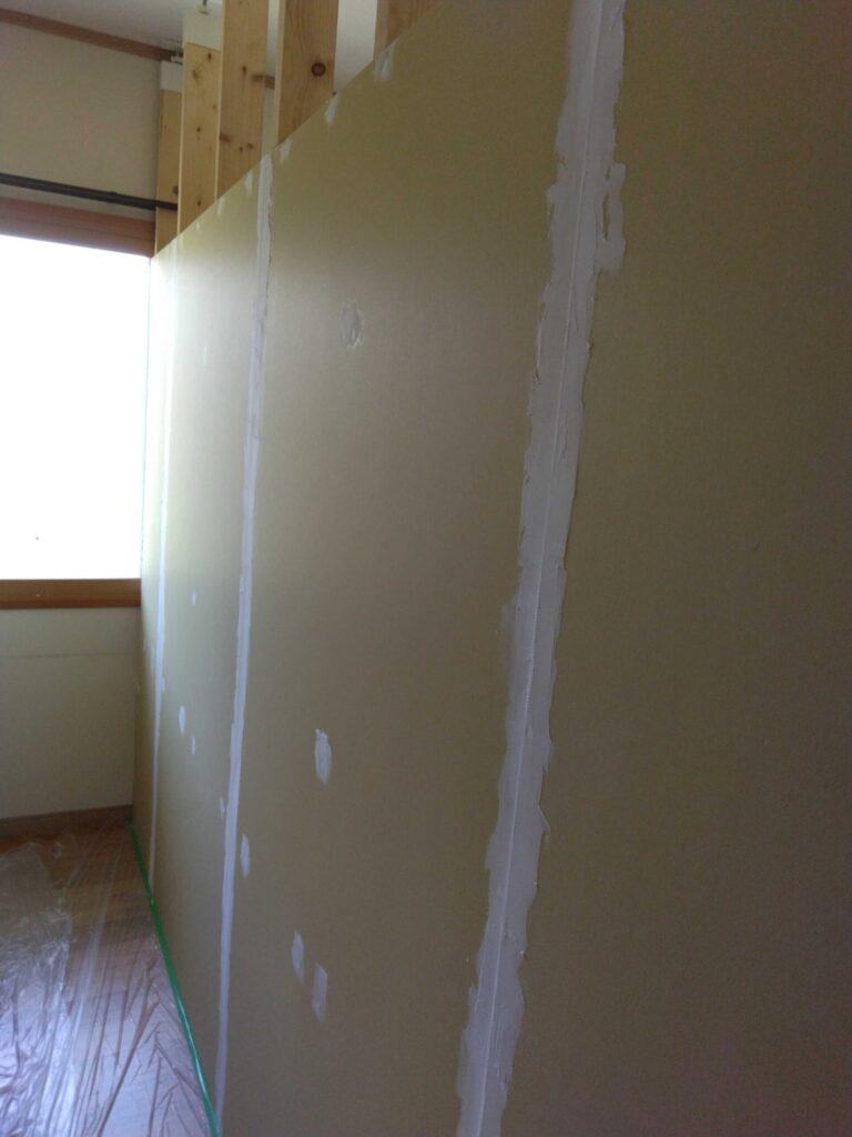 全ての凸凹箇所にパテを塗り込んだところ