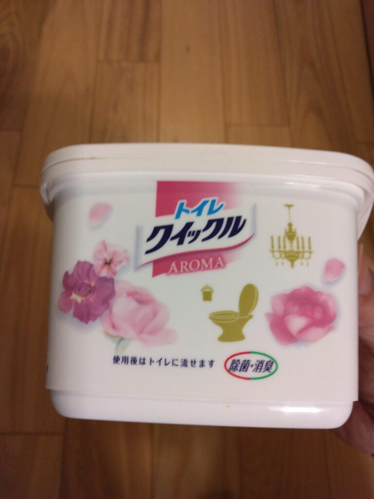 トイレの中でも汚れのひどい箇所とそれほどでもない箇所を同じタイミングで清掃するのは、折り返したり切ったりして拭いた後そのままトイレに流せるトイレクイックルが便利です。