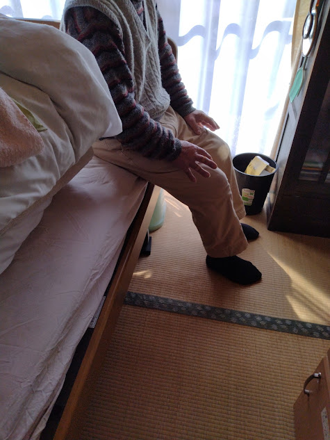 部屋でくつろぐ父