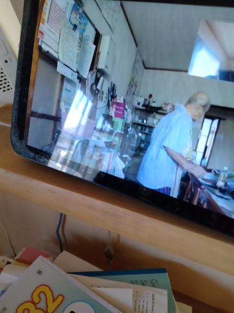 echo showを通して離れから息子家族から呼びかけられる父