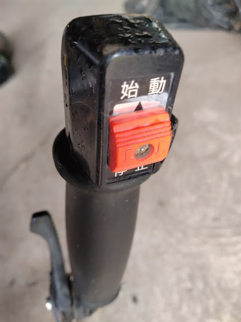 今回のトラブル時には、この位置(停止)にスライドしてもエンジンが止まることはありませんでした。