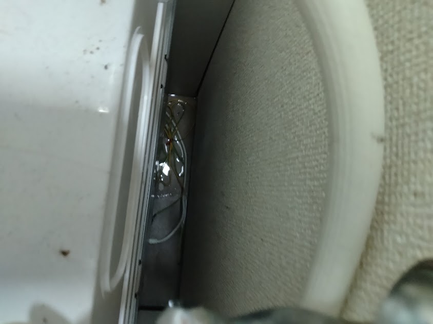 水漏れは壁側にまで到達