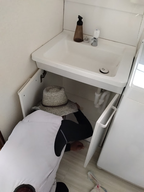 穴をパテで埋めていただいています。