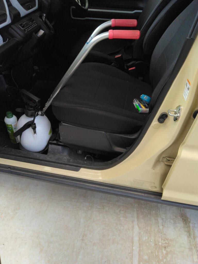 軽自動車の助手席の窓側に草刈機を載せるj