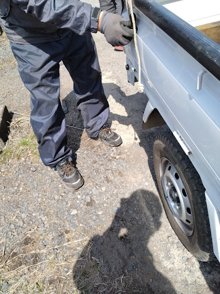 大きな物を運ぶ際はロープ等で車体に固定しておく必要があります。