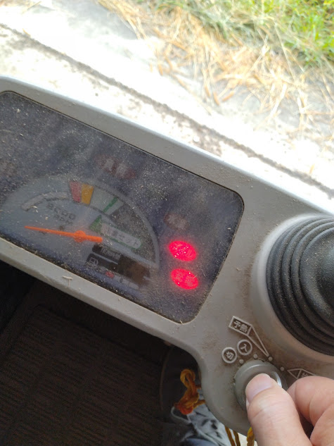 コンバインのキーを2段階ひねり更にひねってエンジンかけようとするが、かからない。