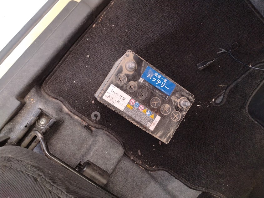 古いバッテリーは軽自動車に積んで購入したホームセンターに持ち込み引き取ってもらいます。