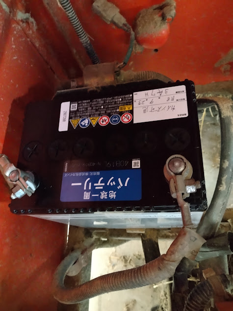 新しいバッテリーを付けているところ