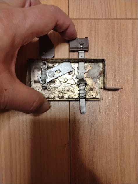 自宅に持ち帰ればこのように外した開閉ストッパーの構造を落ち着いて確かめることができます。