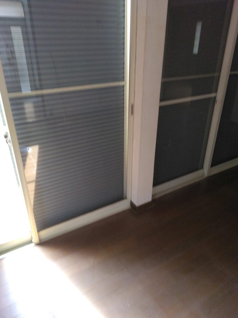 当初、電気も点いてない物件で雨戸のDIYをしようとした時は限られた日の光の下するしかなく非効率でした。