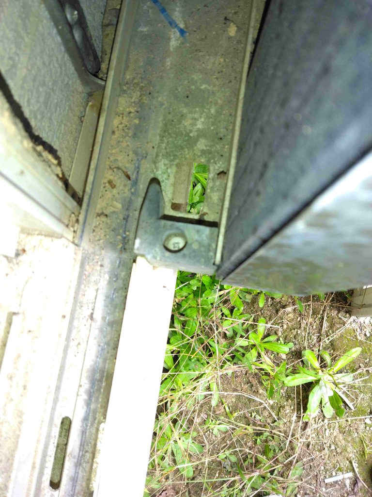 力まかせでは疲れますし破損の心配もあるので、雨戸の収納ボックスに一旦入れてストッパーを外して出すことにします。