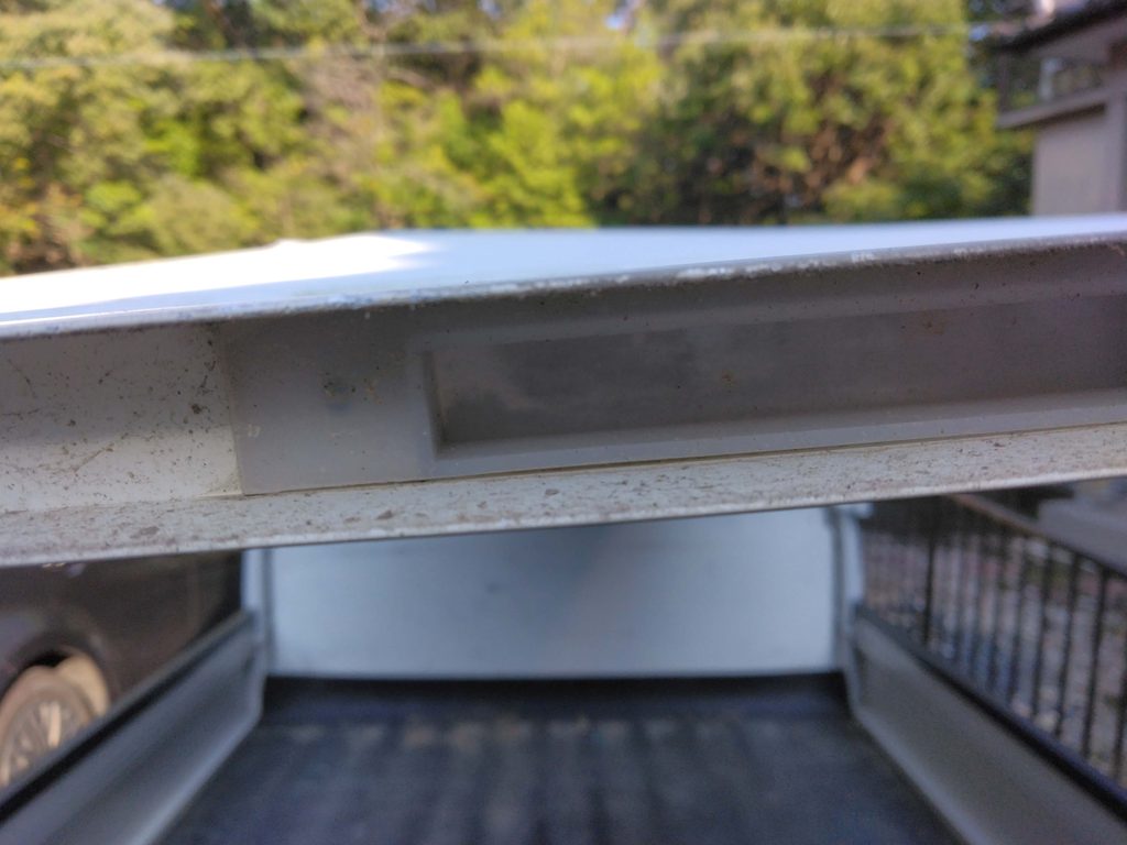 田んぼで使うワラ腐食促進剤の運搬に使ったばかりの軽トラで雨戸等を運びます。