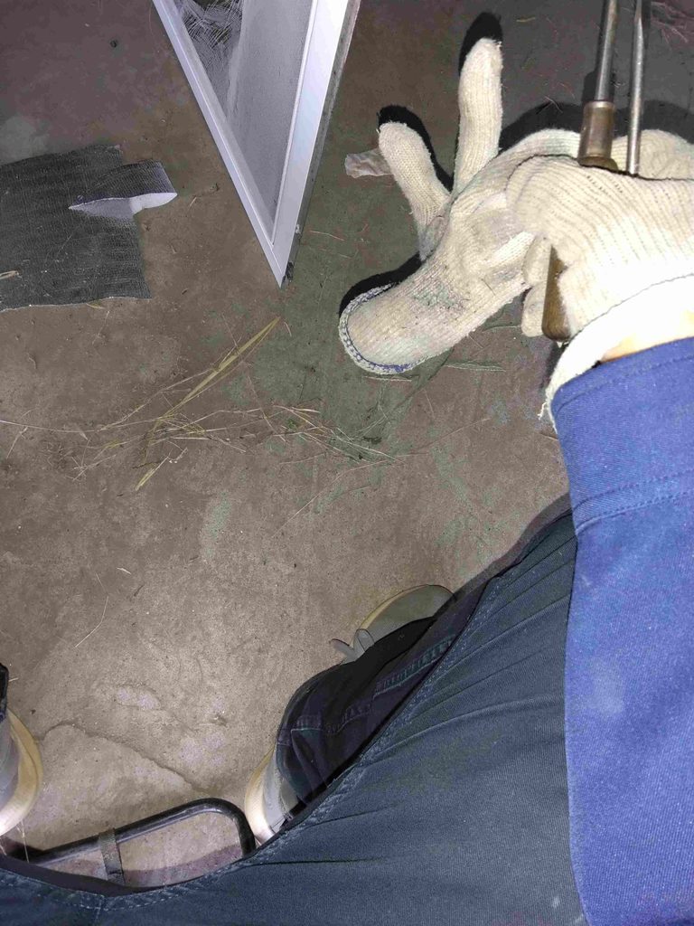 長丁場となるような作業は、身体に無理のない姿勢で行います。こんな時、全天候型の農作業で使う納屋は重宝します。