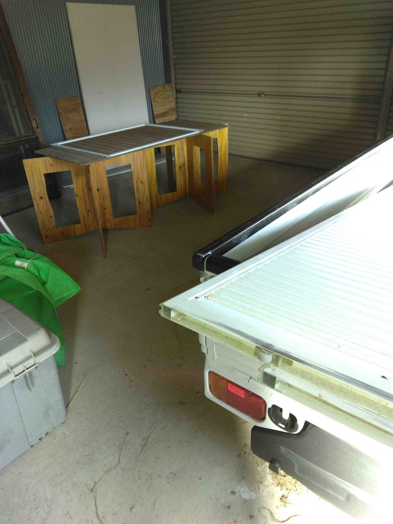 稲刈りで使ったフレコン(右の緑のもの)を片付ける間もなく同じ場所で物件のDIY作業をしました。