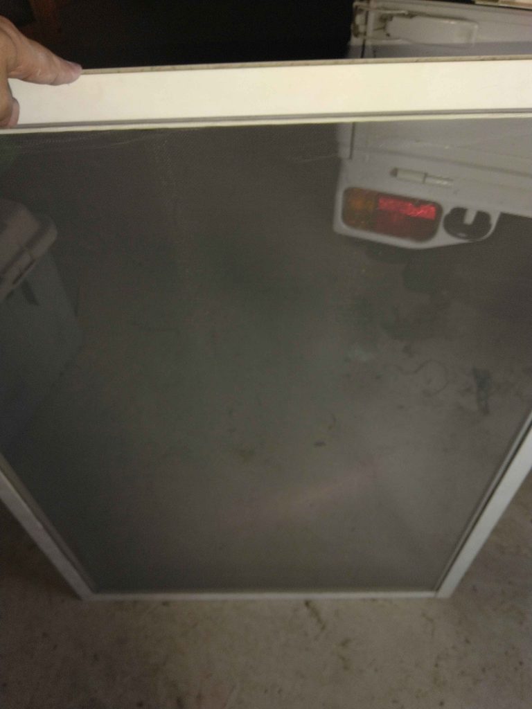 軽トラに載せて自宅に持って行き修理した網戸