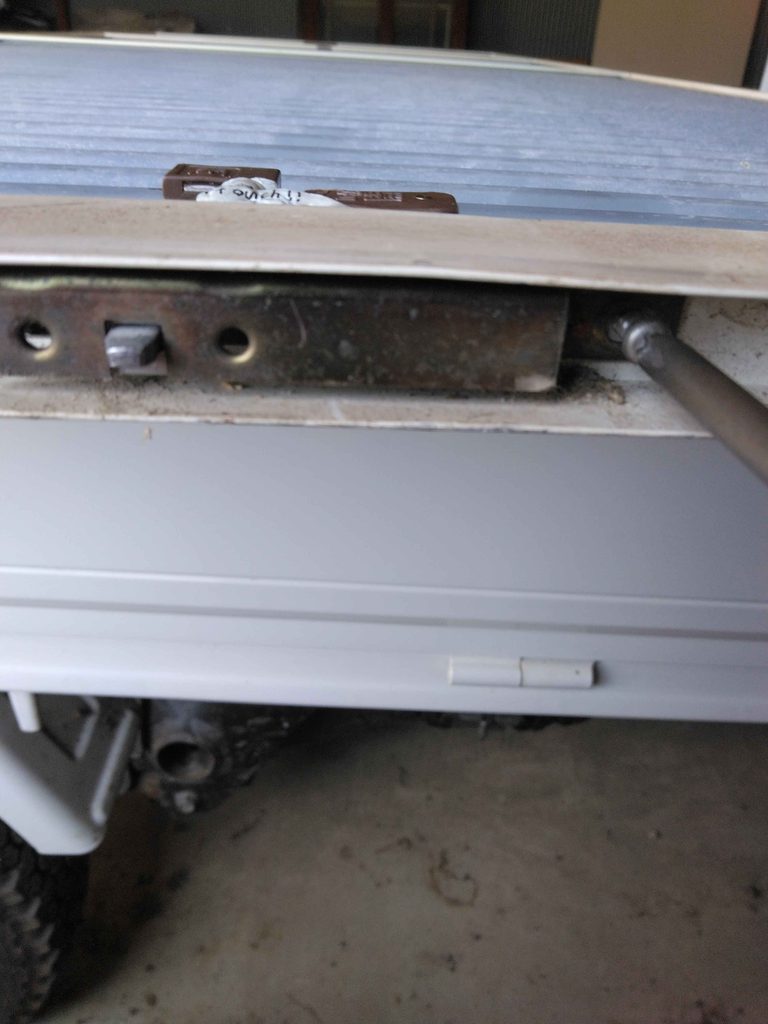 今回は軽自動車に載せながらでも安全に部品を取り外し修理できそうだったので持ち帰って修理することにしました。