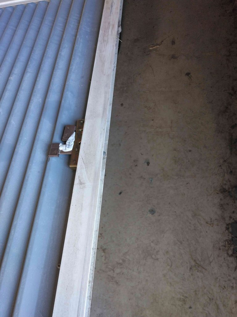 この軽トラを収納している車庫も、秋頃になれば締め切って蚊に悩まされずDIYできるスペースとなります。